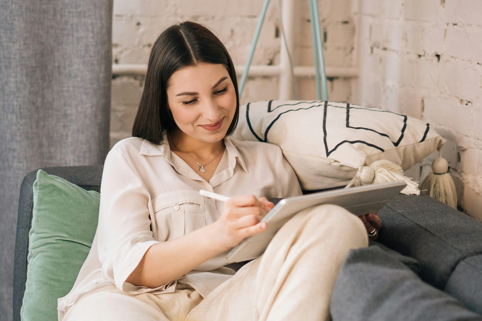 How to Market Yourself As a New Interior Designer (With and Without ...